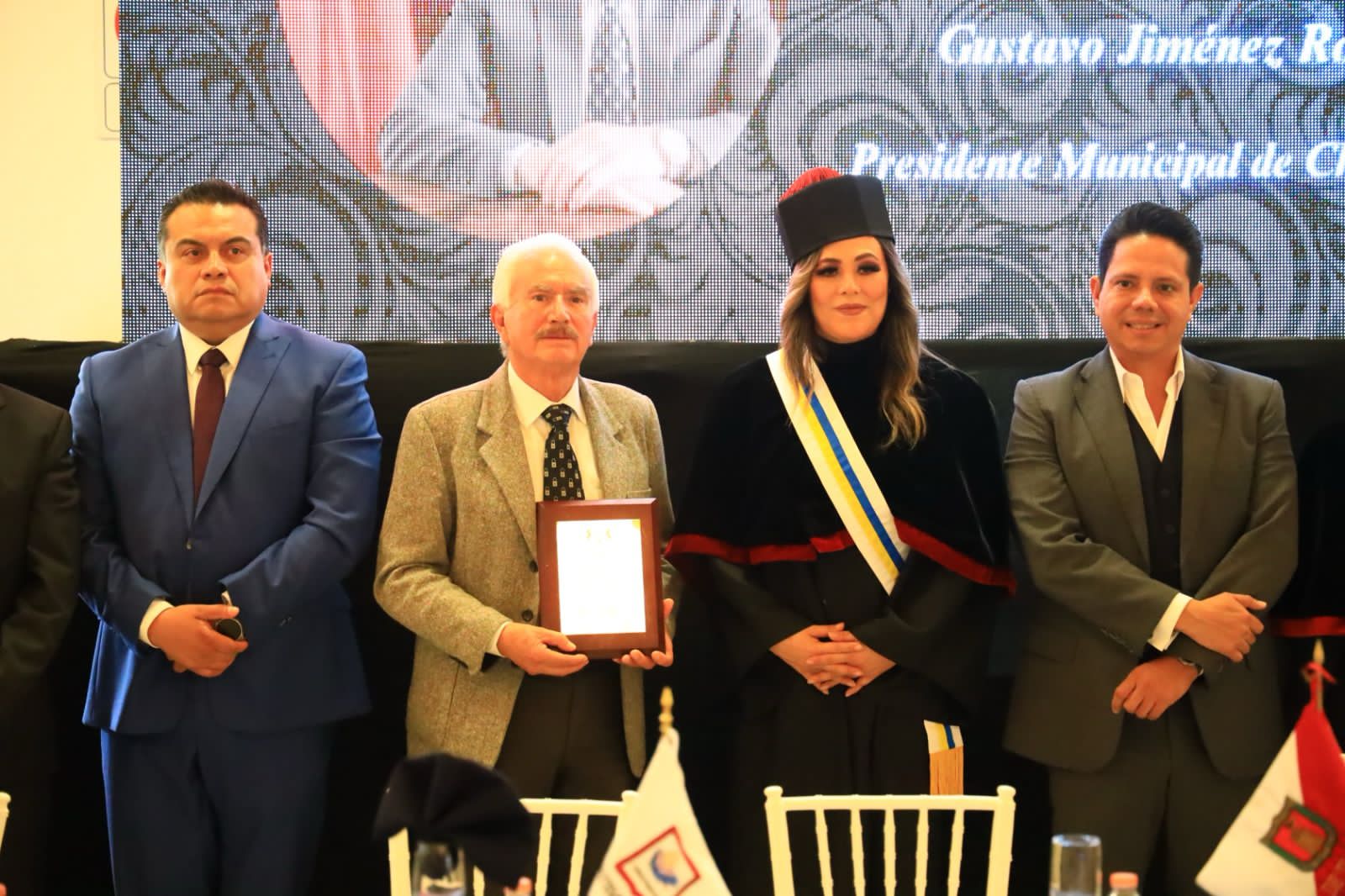 Gustavo Jiménez Romero recibe el reconocimiento 'Venera' por parte de la Facultad Latinoamericana Unipol